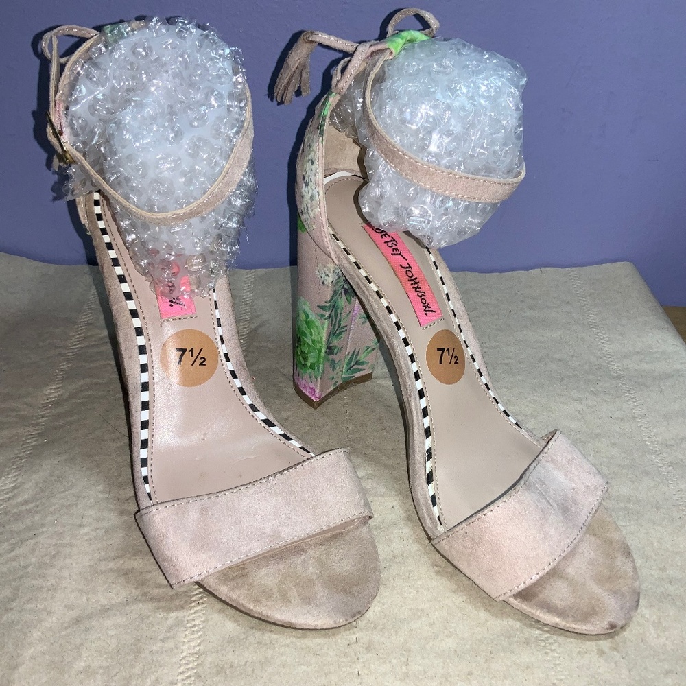 Betsey Johnson Rallo faux suede heels Sz 7.5 ankle strap bows